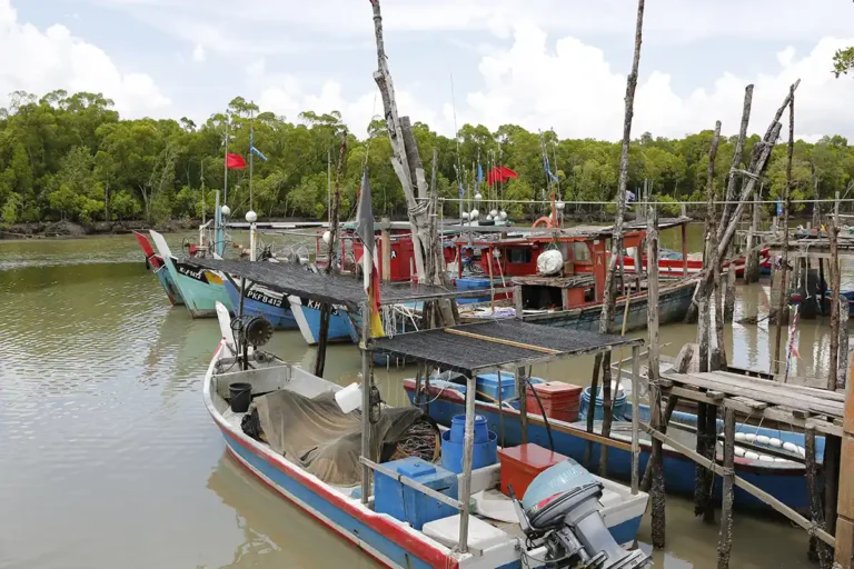 5b kampung nelayan in tanjung dawai 768x512